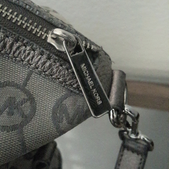 Michael Kors large classic silver/gray canvas & leather crossbody shoulder bag - Picture 3 of 16